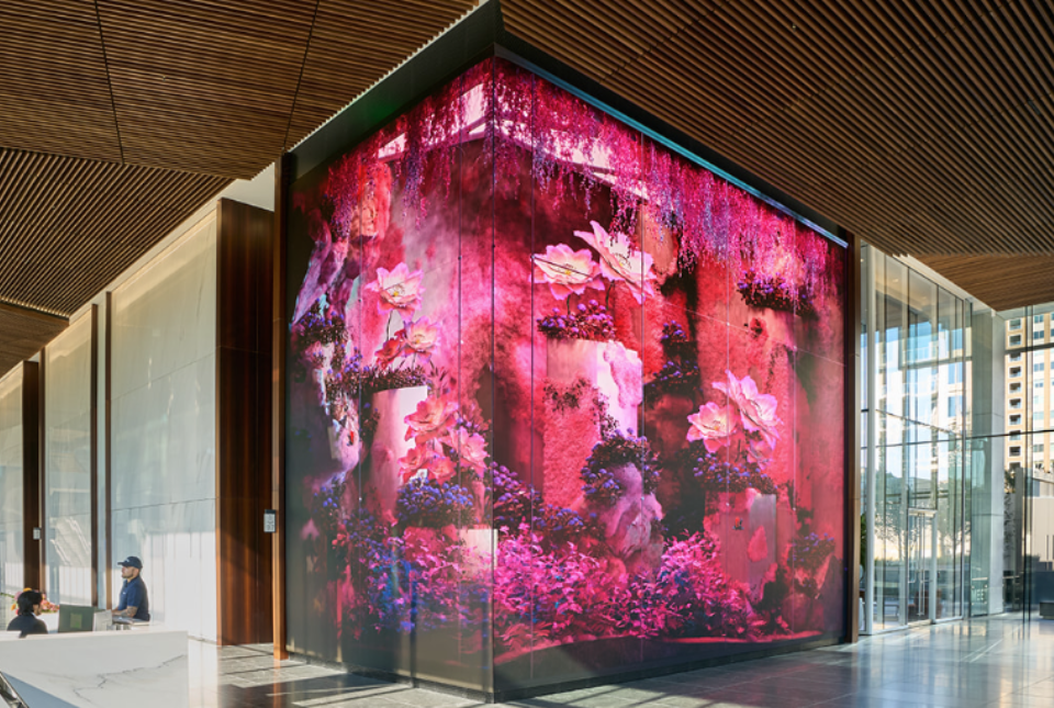 Corner-Wrapping LED Redefines Scale Image